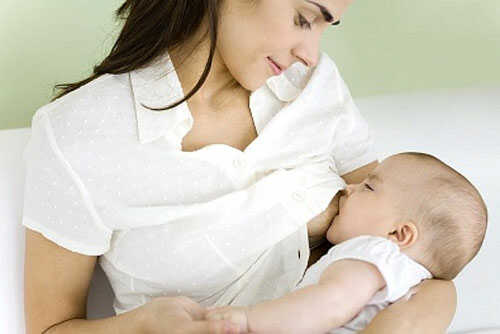 Cho bé bú liên tục để hạ sốt cho trẻ sơ sinh